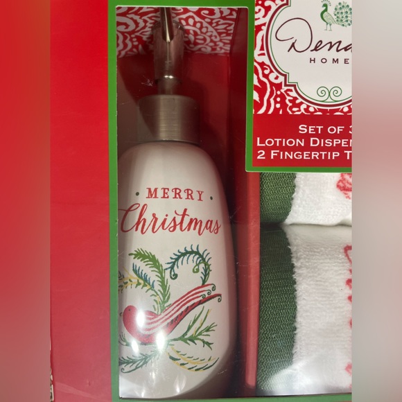 NEW Dena Home Merry Christmas Lotion Dispenser & 2 Fingertip Towels Set - Picture 3 of 4